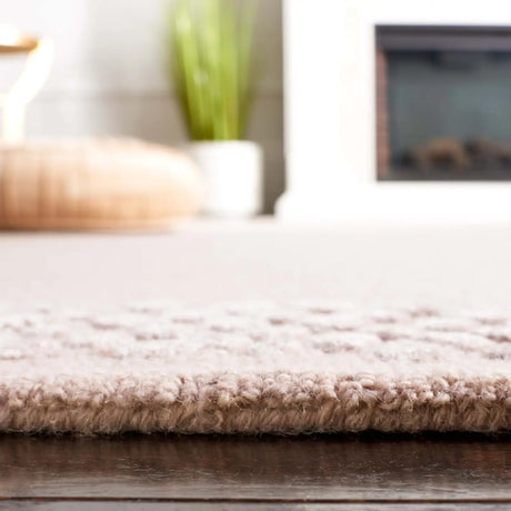 Safavieh Glamour 4'-0" x 6'-0" Rug in Beige