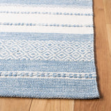 Safavieh Striped Kilim 4'-0" x 6'-0" Rug in Ivory / Blue
