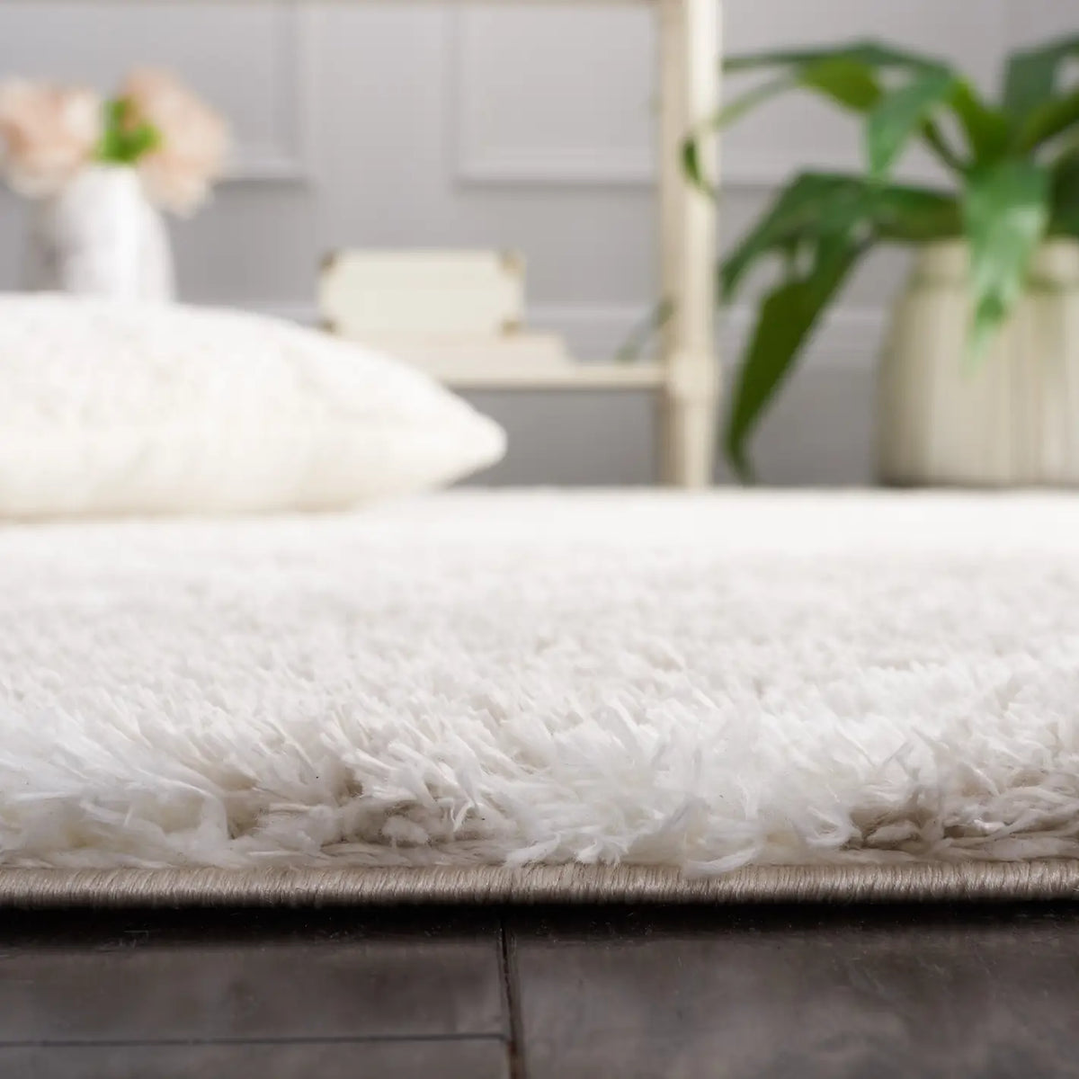 Safavieh Tahoe Shag 4'-0" x 6'-0" Rug in Silver / White