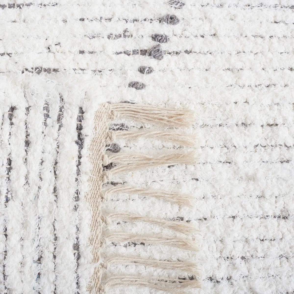 Safavieh Casablanca 4'-0" x 6'-0" Rug in Ivory / Grey