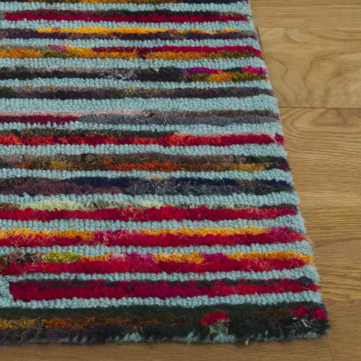 Safavieh Nantucket 4'-0" x 6'-0" Rug in Teal / Red