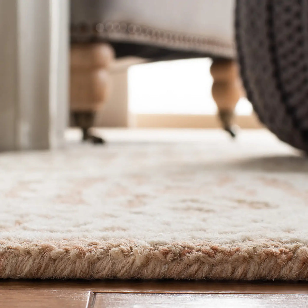 Safavieh Capri 4'-0" x 6'-0" Rug in Rust / Ivory