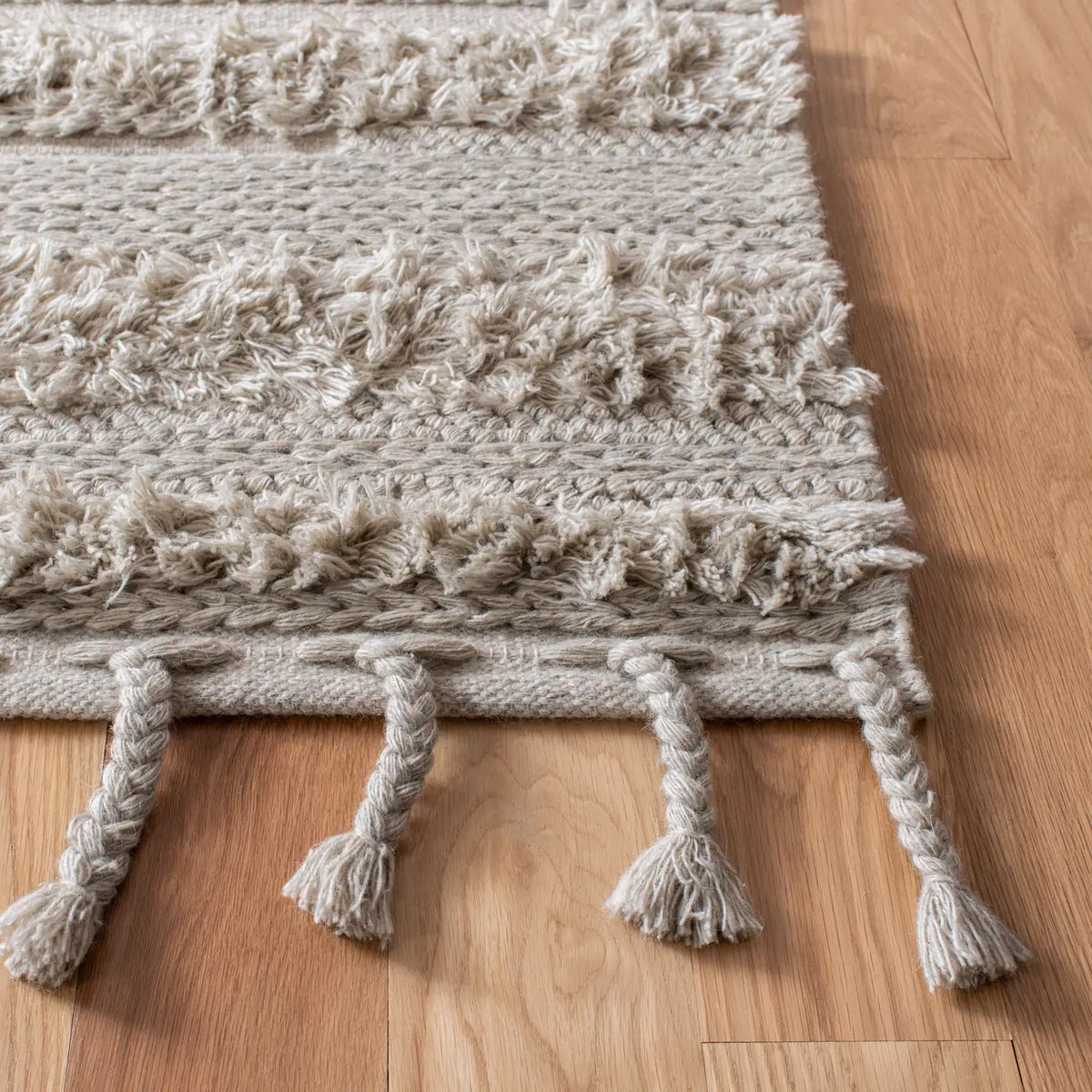 Safavieh Casablanca 4'-0" x 6'-0" Rug in Grey