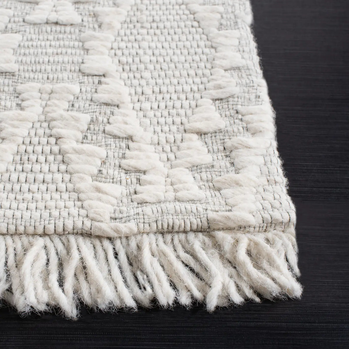 Safavieh Marbella 4'-0" x 6'-0" Rug in Ivory