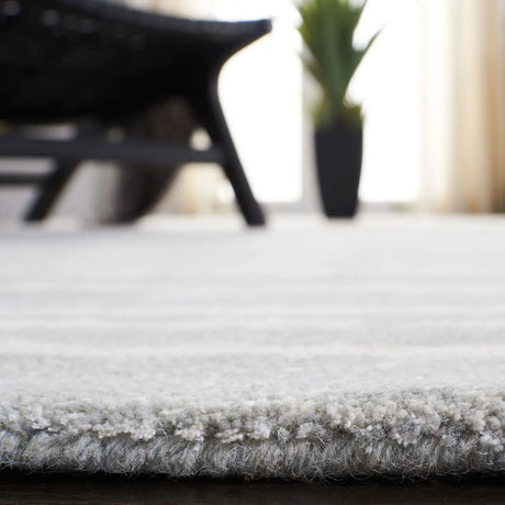 Safavieh Soho 3'-6" x 5'-6" Rug in Light Grey / Ivory