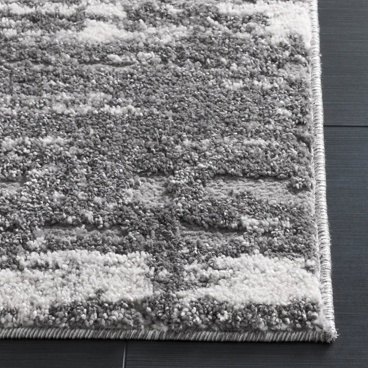 Safavieh Ravine Shag 4'-0" x 6'-0" Rug in Dark Grey / Ivory