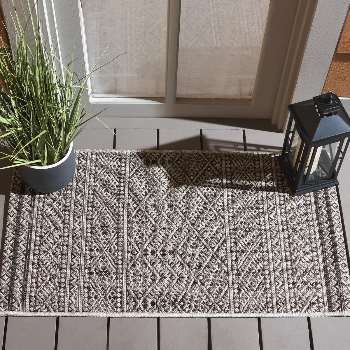 Safavieh Courtyard 2'-0" x 3'-7" Rug in Black / Grey