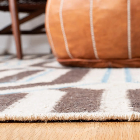 Safavieh Dhurries 5'-0" x 8'-0" Rug in Ivory / Multi