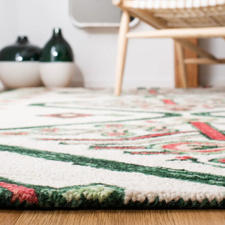 Safavieh Aspen 4'-0" x 6'-0" Rug in Ivory / Green