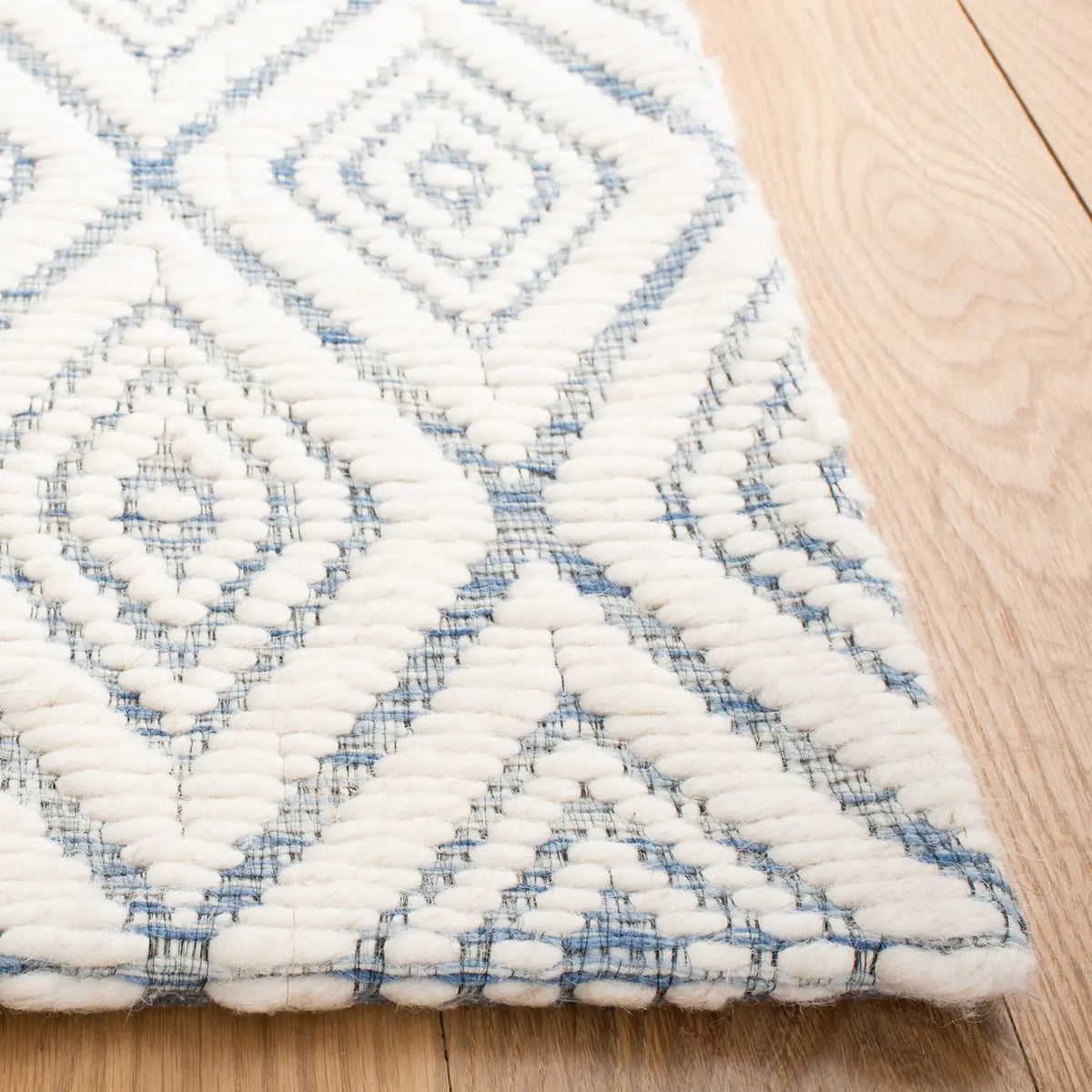 Safavieh Marbella 4'-0" x 6'-0" Rug in Blue / Ivory
