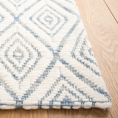 Safavieh Marbella 4'-0" x 6'-0" Rug in Blue / Ivory