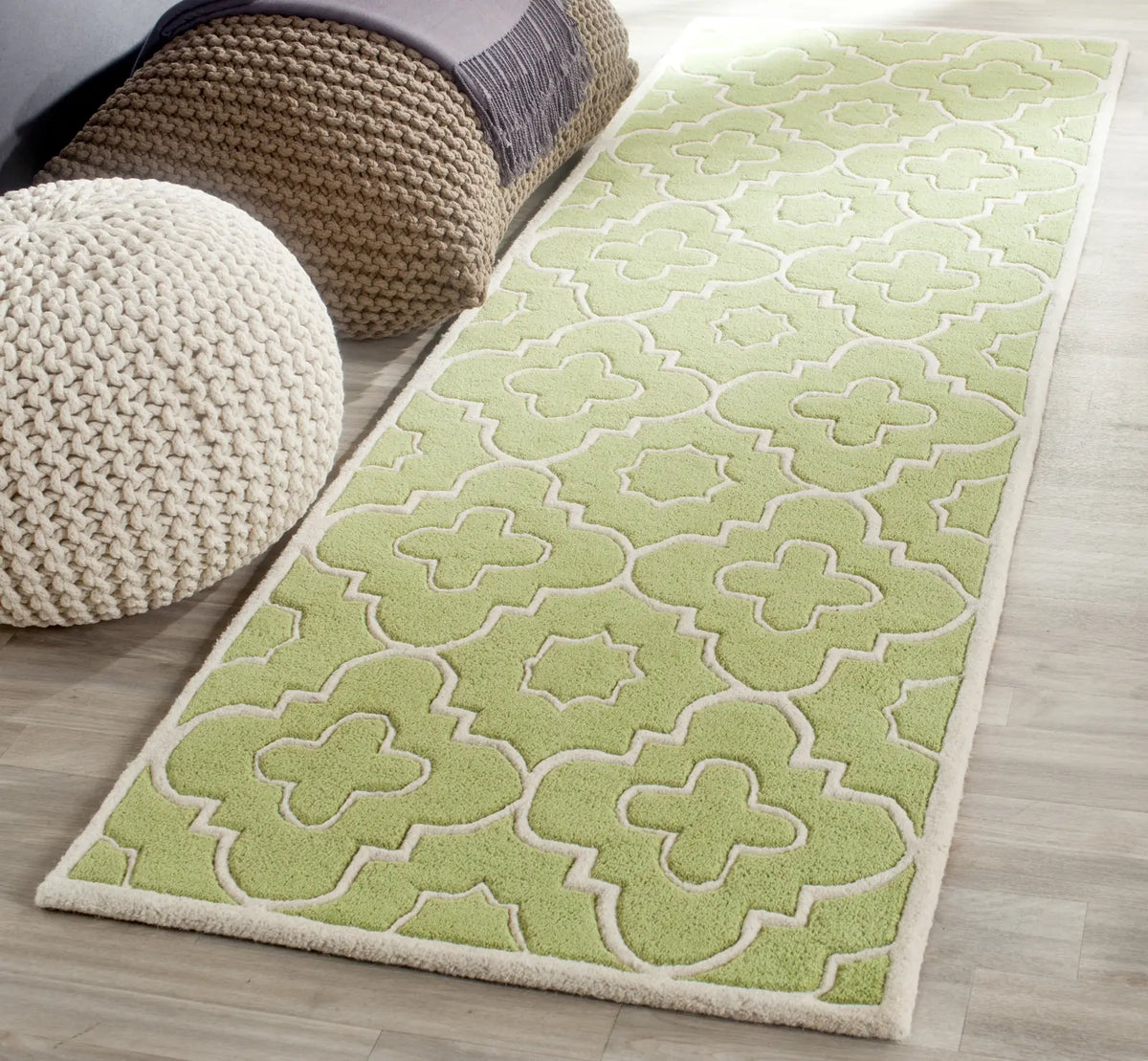 Safavieh Chatham 2'-3" x 7'-0" Rug in Green / Ivory