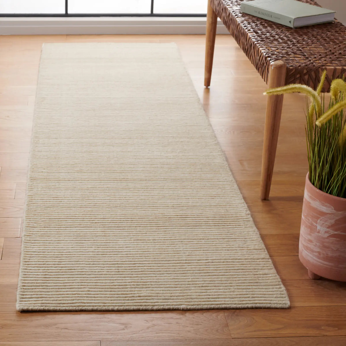 Safavieh Himalaya 2'-3" x 8'-0" Rug in Ivory