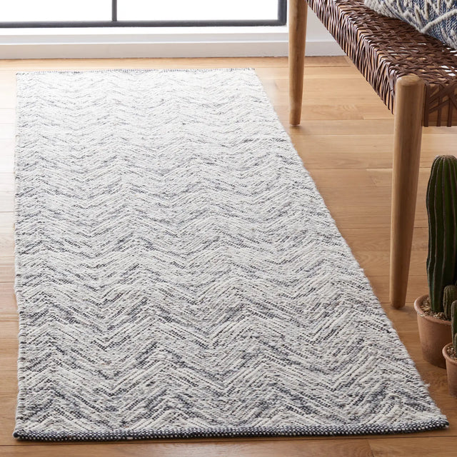 Safavieh Kilim 2'-3" x 7'-0" Rug in Beige / Black