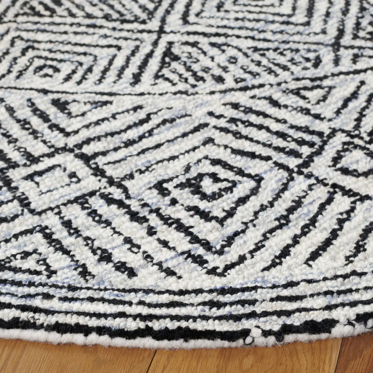 Safavieh Ebony 6'-0" x 6'-0" Rug in Silver / Black