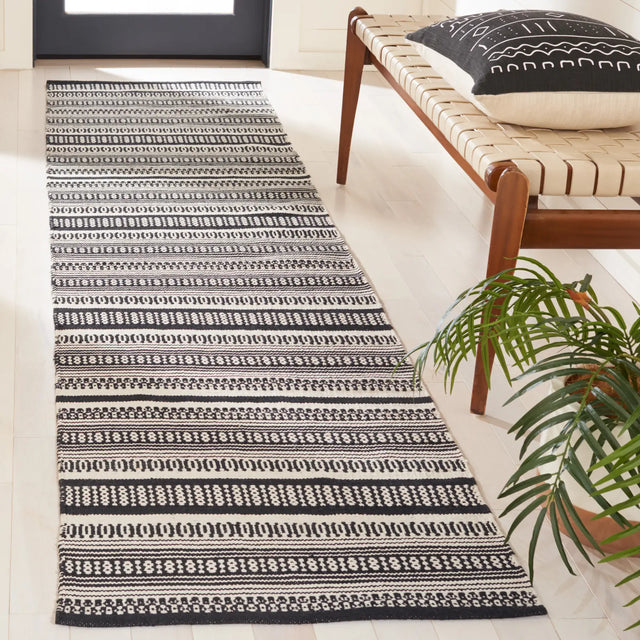 Safavieh Montauk 2'-3" x 9'-0" Rug in Black / Ivory