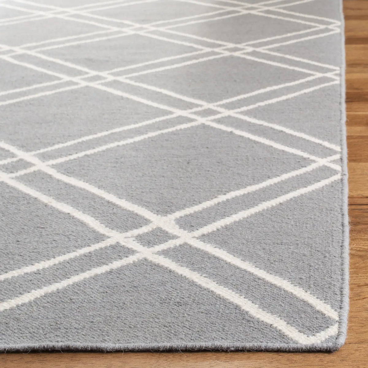 Safavieh Dhurries 4'-0" x 6'-0" Rug in Grey / Ivory