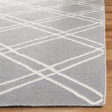 Safavieh Dhurries 4'-0" x 6'-0" Rug in Grey / Ivory