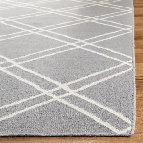 Safavieh Dhurries 4'-0" x 6'-0" Rug in Grey / Ivory