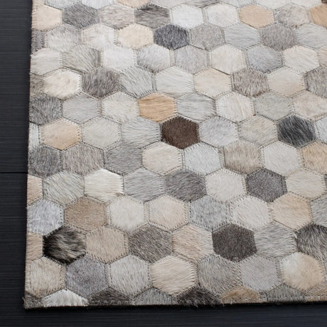 Safavieh Studio Leather 4'-0" x 6'-0" Rug in Ivory / Grey