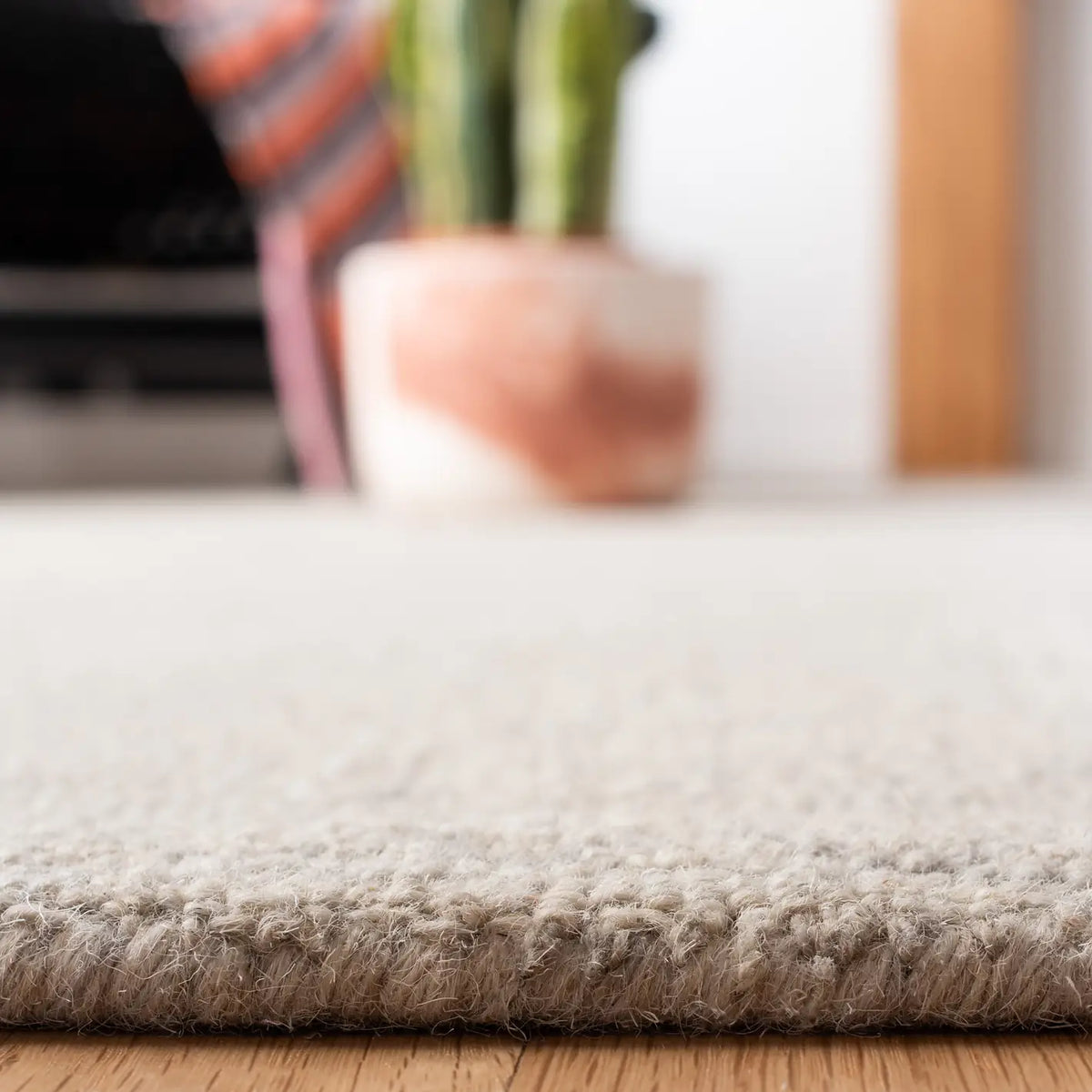 Safavieh Micro-Loop 5'-0" x 8'-0" Rug in Silver / Grey