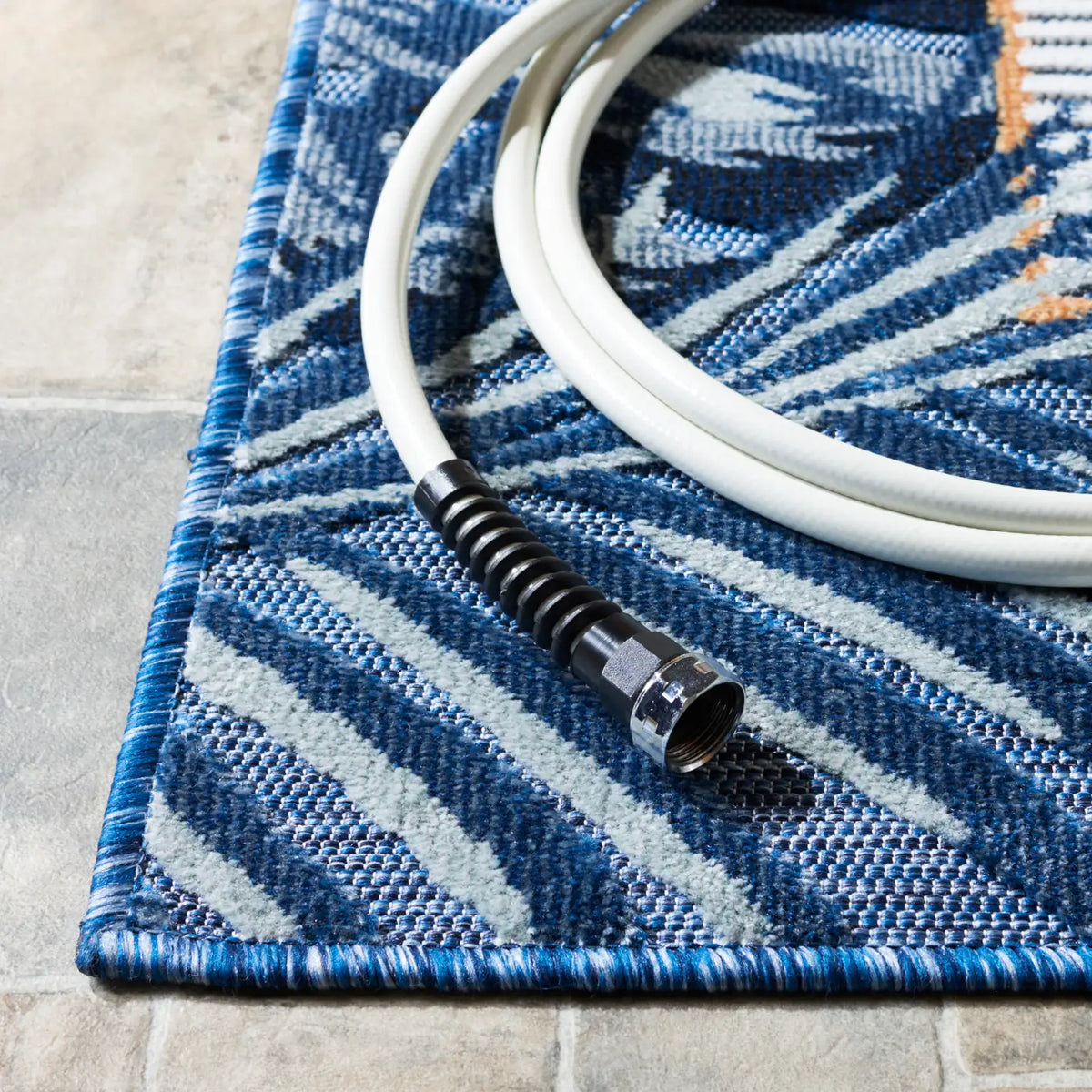 Safavieh Cabana 4'-0" x 6'-0" Rug in Ivory / Navy