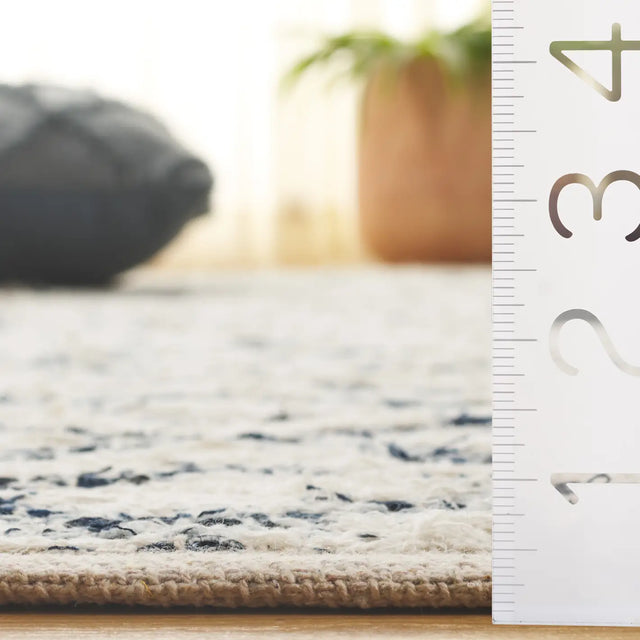 Safavieh Natura 4'-0" x 6'-0" Rug in Navy / Ivory