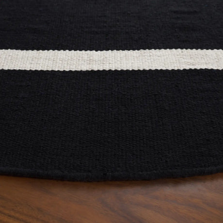 Safavieh Montauk 6'-0" x 6'-0" Rug in Black / Ivory