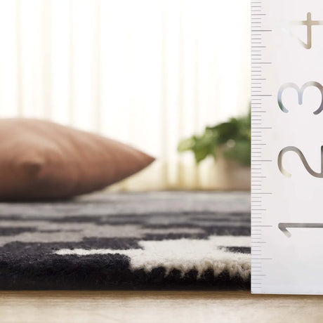 Safavieh Metro 4'-0" x 6'-0" Rug in Black / Ivory