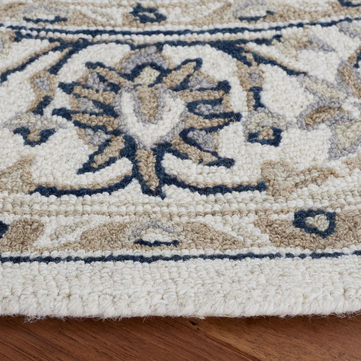 Safavieh Micro-Loop 5'-0" x 5'-0" Rug in Ivory / Navy