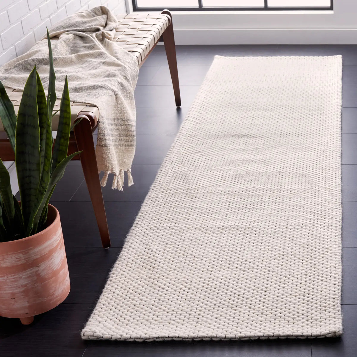Safavieh Marbella 2'-3" x 8'-0" Rug in Ivory