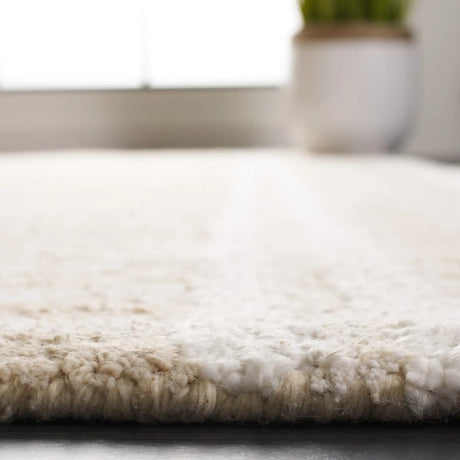 Safavieh Capri 4'-0" x 6'-0" Rug in Beige / Ivory