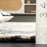 Safavieh Ebony 4'-0" x 6'-0" Rug in Black / Ivory