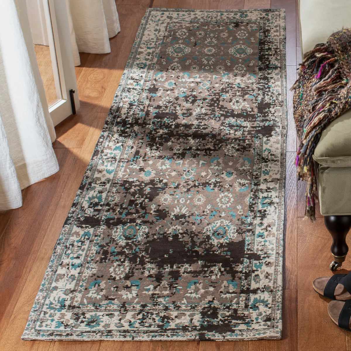 Safavieh Classic Vintage 2'-3" x 8'-0" Rug in Teal / Beige