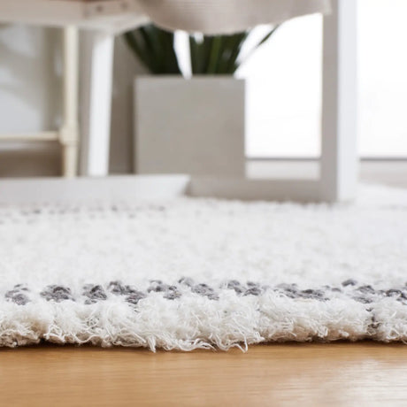 Safavieh Casablanca 4'-0" x 6'-0" Rug in Ivory / Grey