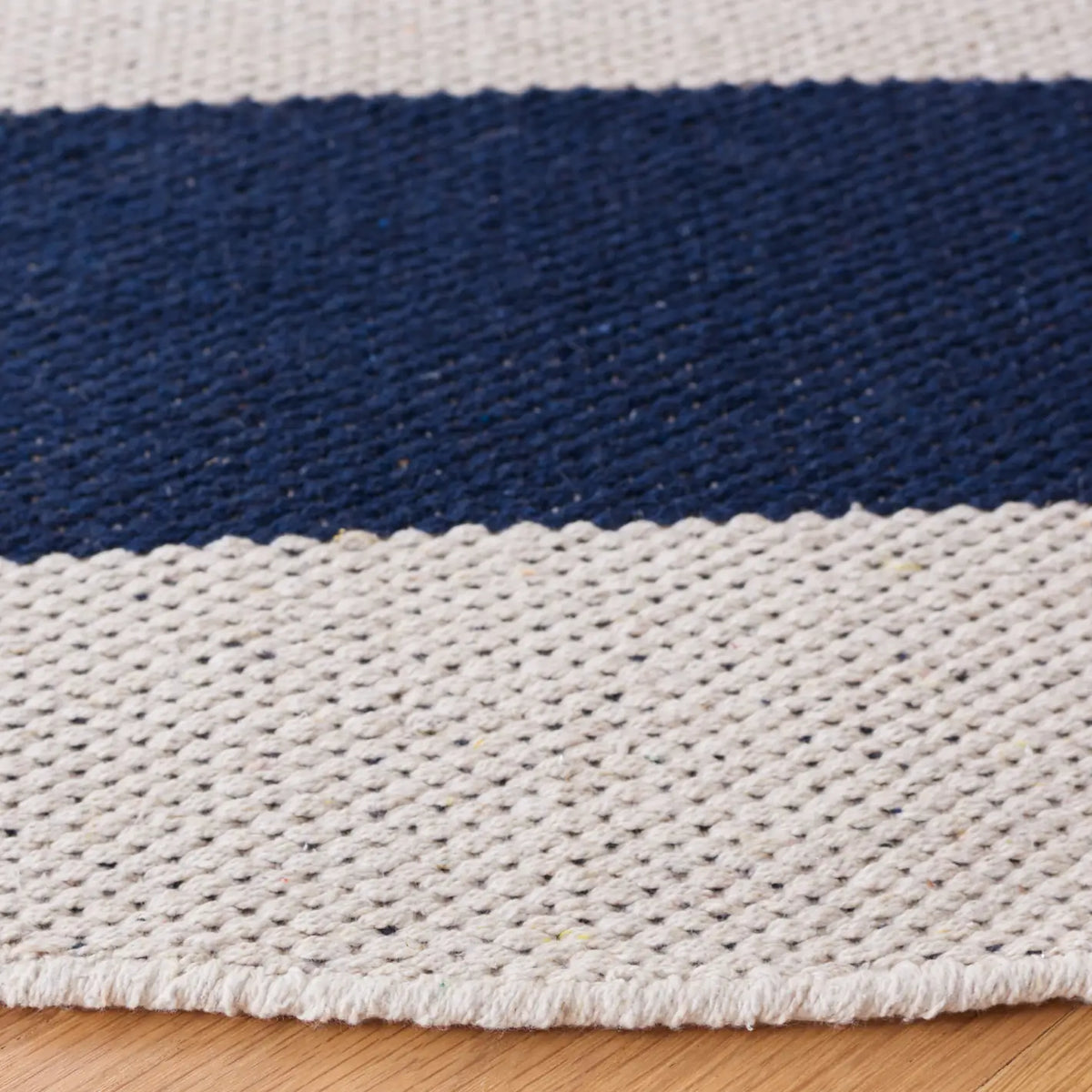 Safavieh Montauk 6'-0" x 6'-0" Rug in Navy / Ivory