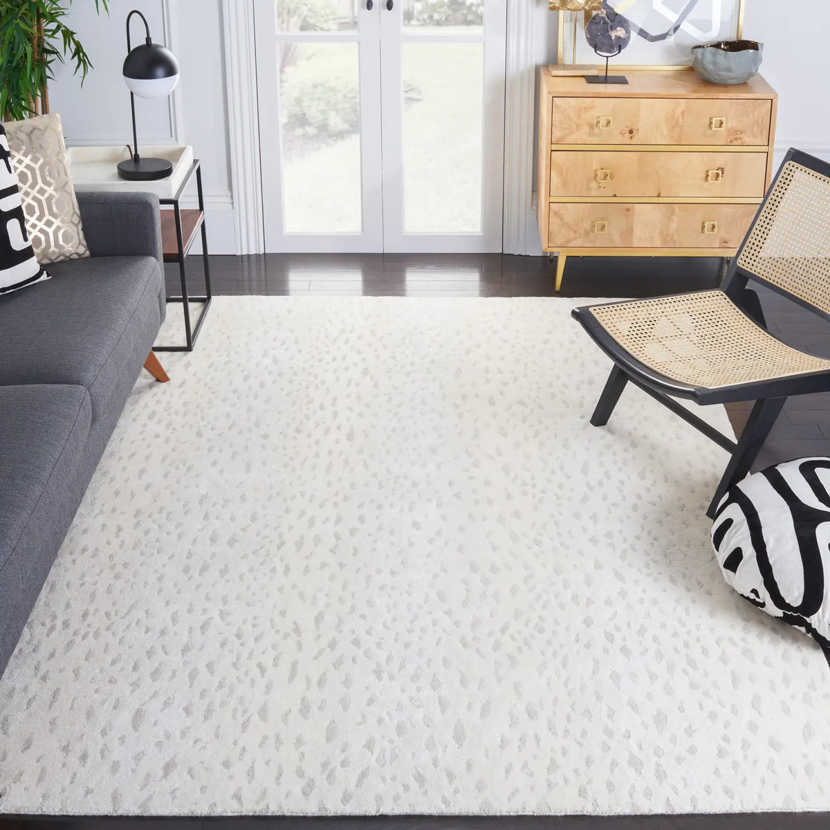Safavieh Tibetan 4'-0" x 6'-0" Rug in Ivory / Beige