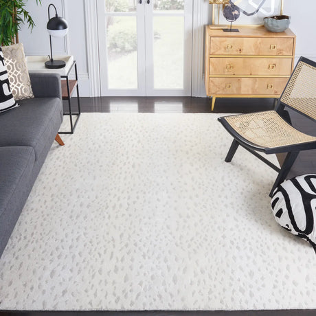 Safavieh Tibetan 4'-0" x 6'-0" Rug in Ivory / Beige
