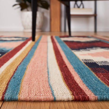 Safavieh Kilim 4'-0" x 6'-0" Rug in Light Pink / Blue