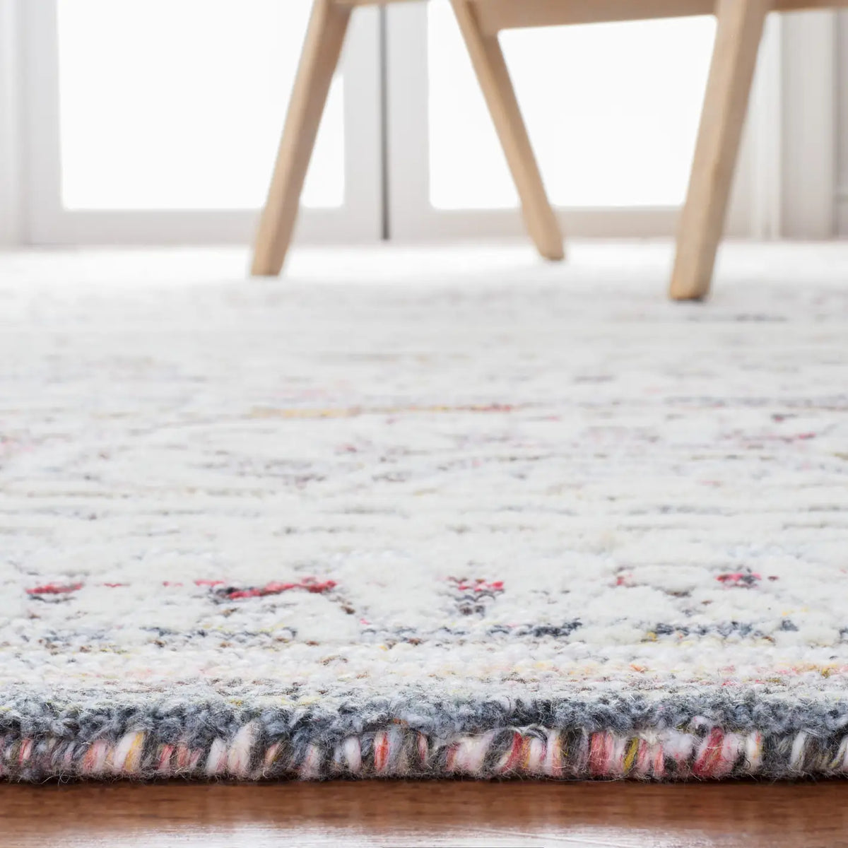 Safavieh Metro 4'-0" x 6'-0" Rug in Red / Ivory
