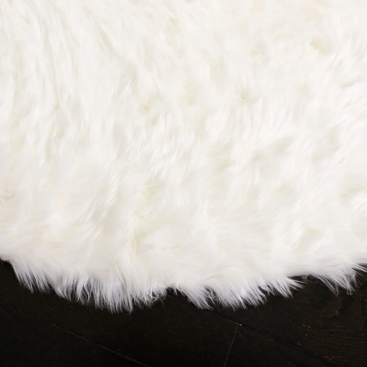 Safavieh Faux Sheep Skin 5'-0" x 5'-0" Rug in Ivory