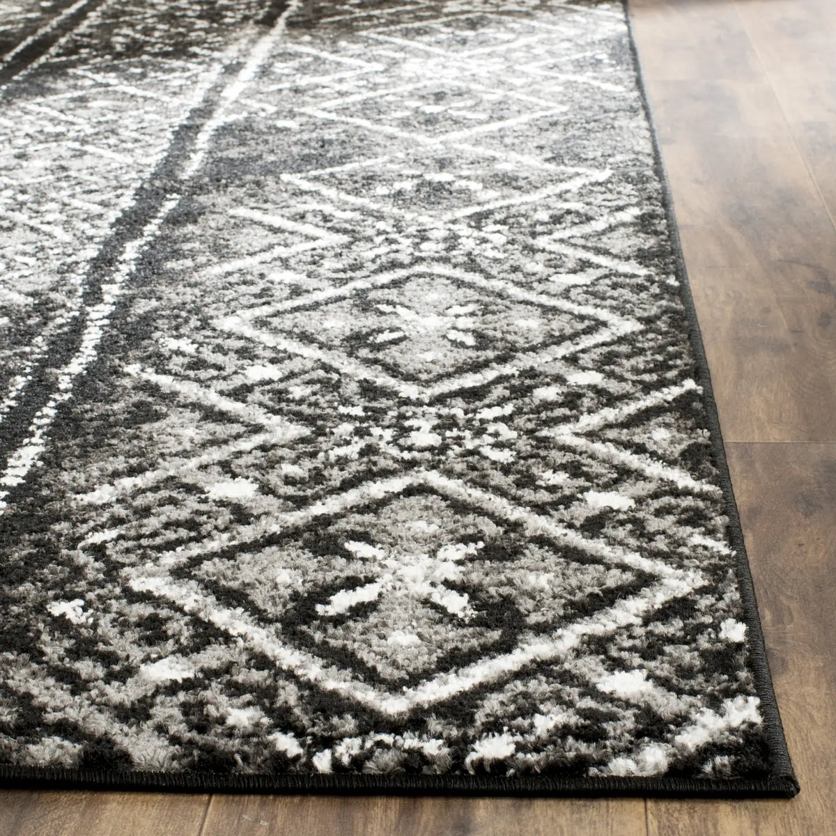 Safavieh Adirondack 4'-0" x 6'-0" Rug in Black / Silver