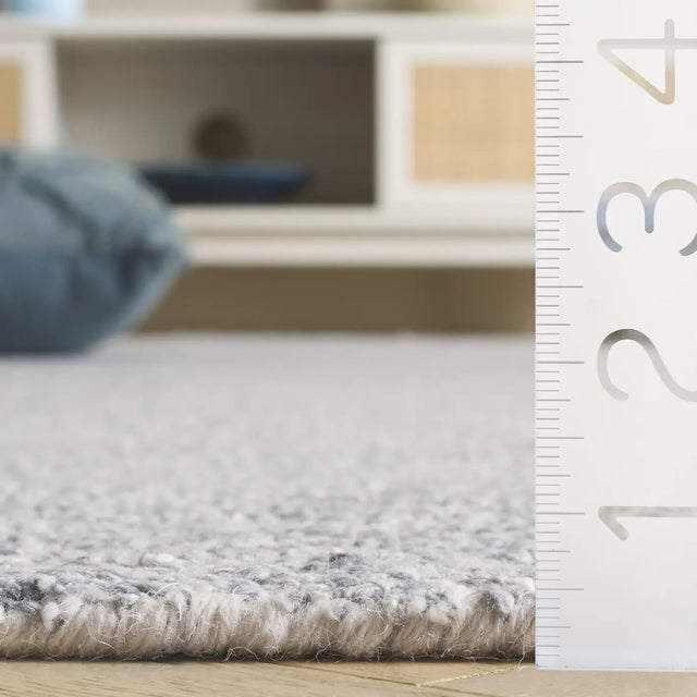 Safavieh Renewal 2'-3" x 8'-0" Rug in Silver / Ivory