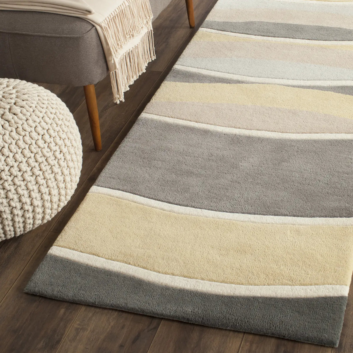 Safavieh Soho 2'-6" x 8'-0" Rug in Grey / Gold