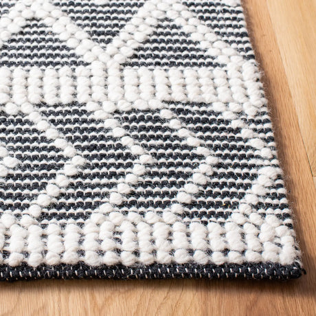 Safavieh Natura 4'-0" x 6'-0" Rug in Ivory / Black