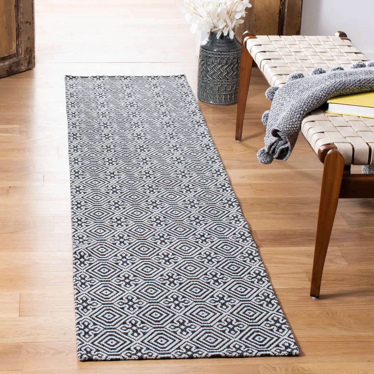 Safavieh Augustine 2'-0" x 8'-0" Rug in Black / Light Grey