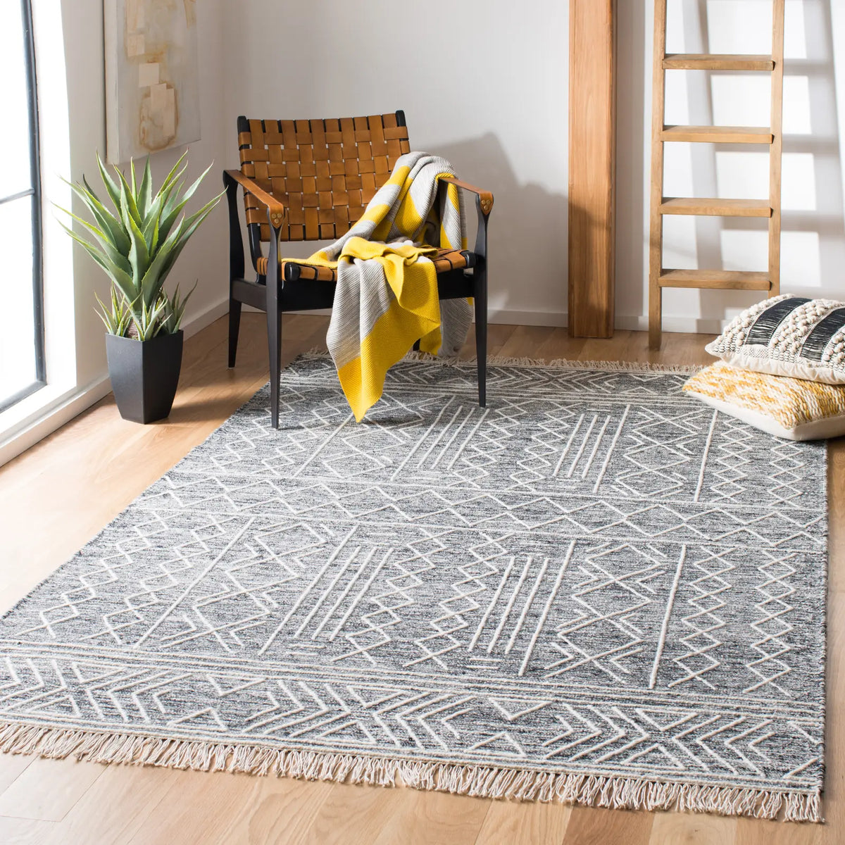 Safavieh Kilim 4'-0" x 6'-0" Rug in Black / Ivory