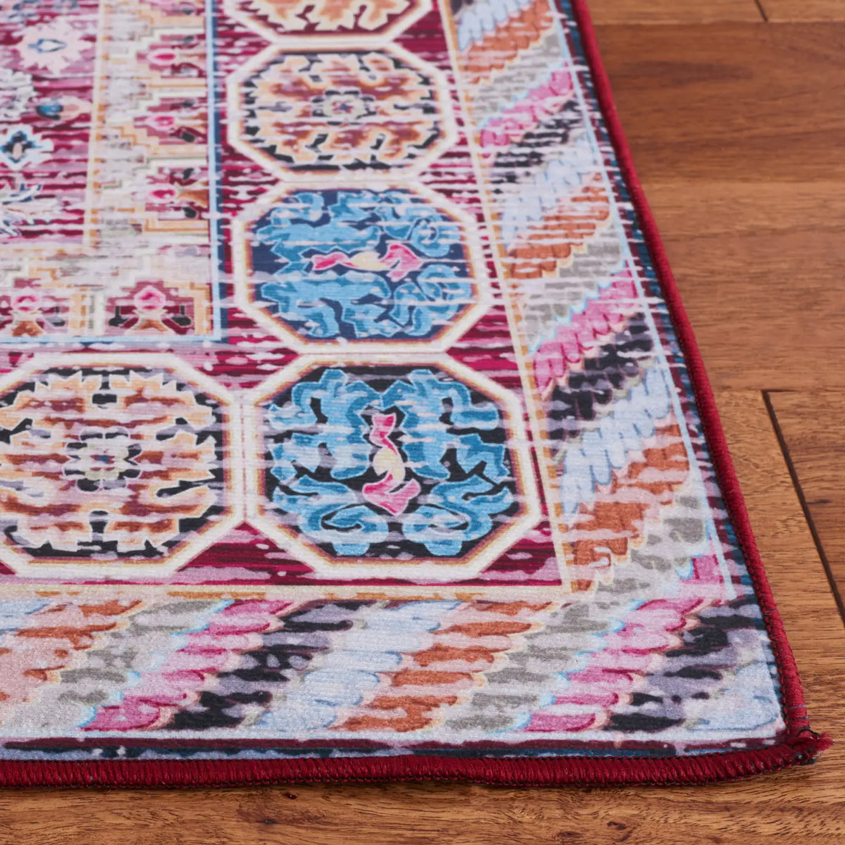 Safavieh Tucson 4'-0" x 6'-0" Rug in Blue / Red