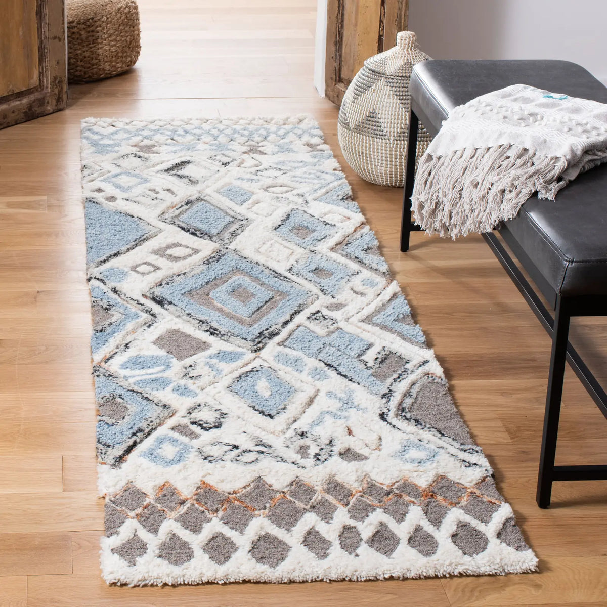 Safavieh Casablanca Shag 2'-3" x 8'-0" Rug in Beige / Navy