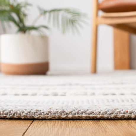 Safavieh Striped Kilim 4'-0" x 6'-0" Rug in Ivory / Grey